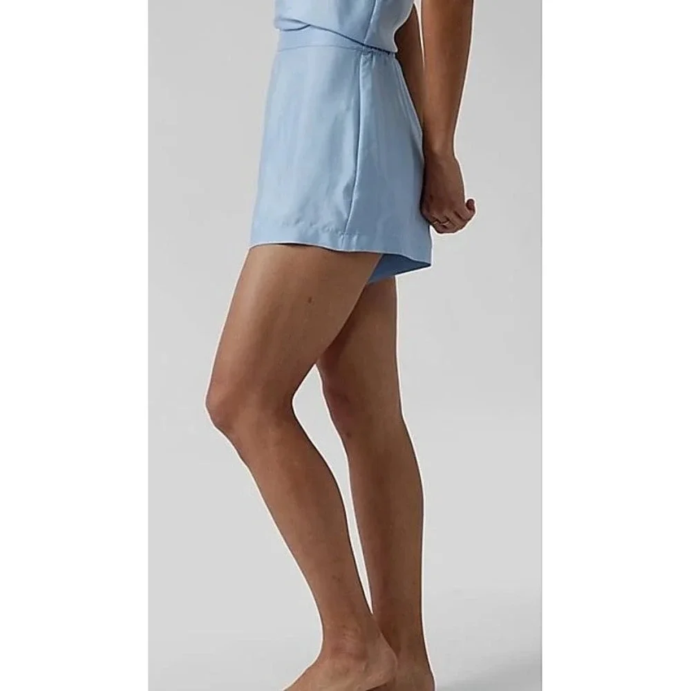 Athleta Calm Cool Shorts Relaxed Flowy Dolphin Hem Size Large Baby Blue Women's